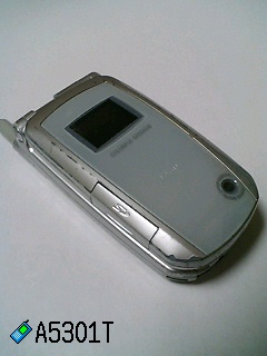 auで初の外部メモリ搭載の東芝製携帯『A5301T』を手に入れた〜！
…レアものです。
