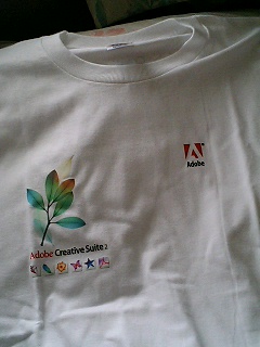 WebDesigningのプレゼントでまた当選しました★
AdobeのTシャツです。かっくいい〜！
